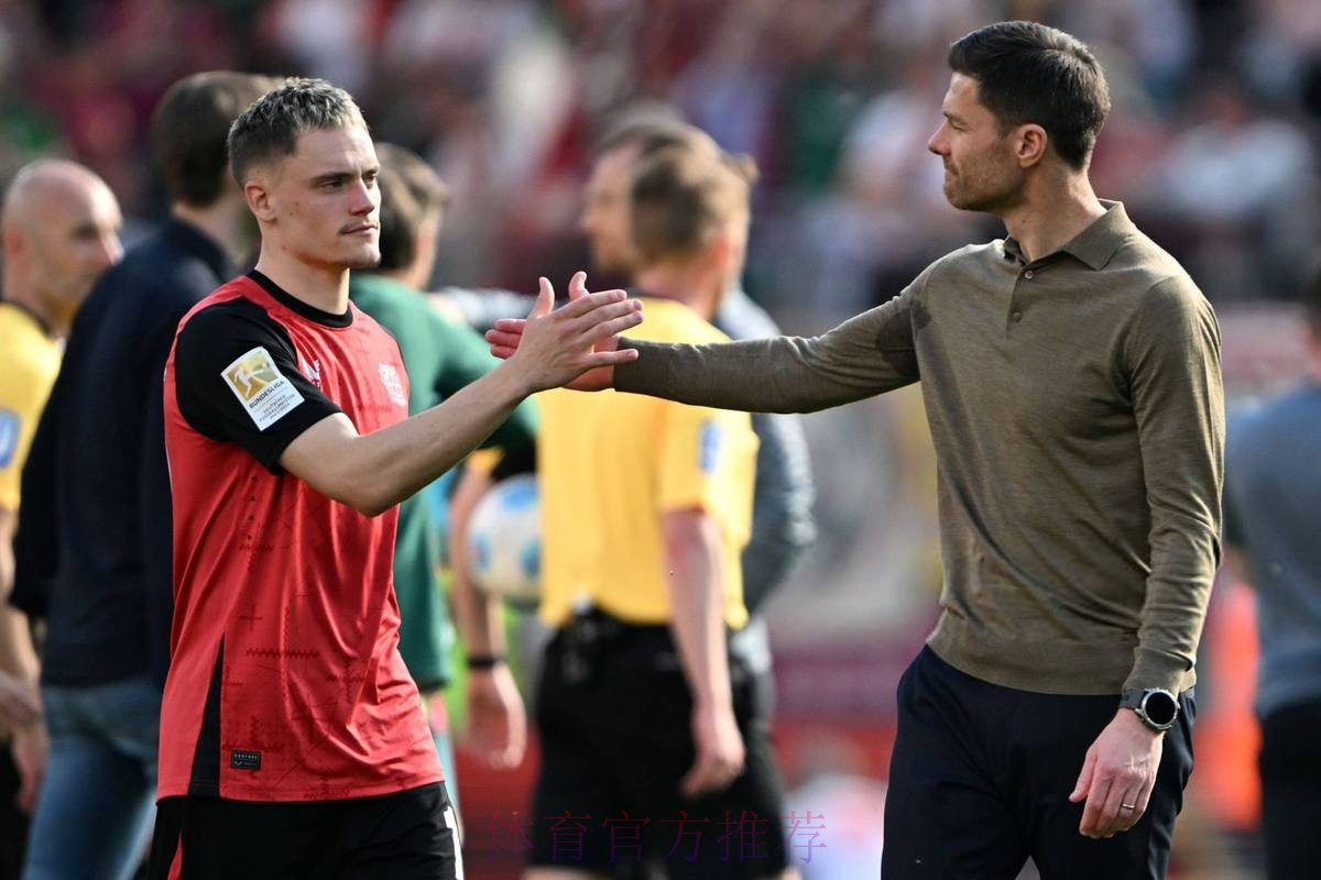 师徒情深！阿隆索维尔茨赛后拥抱寒暄+换球衣